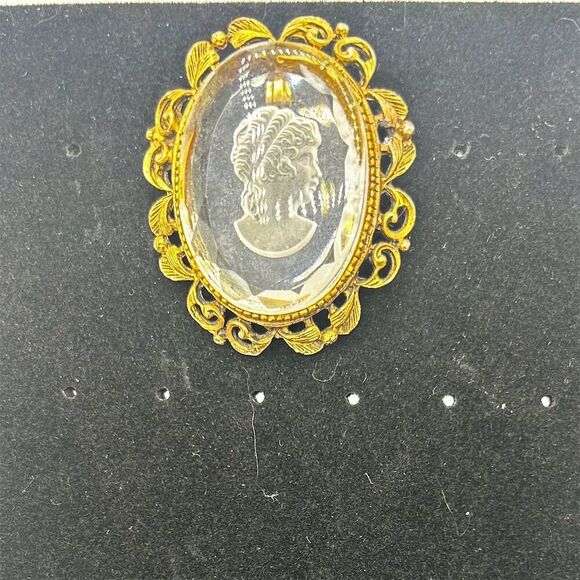 Vintage Cameo Brooch Pin Gold-Tone Filigree Frame Jewelry Accessory - Picture 1 of 3